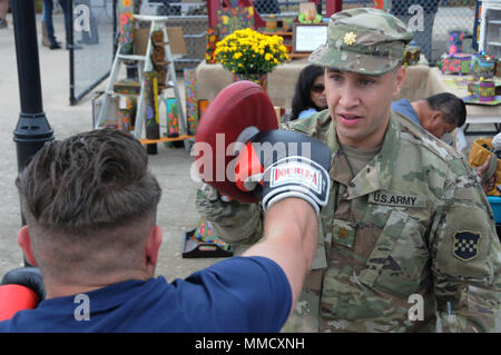 Le major Boyd Melson, chef de section avec l'armée américaine de la réserve 361Press Camp de siège, offre gratuitement des conseils de boxe à Tyler Saracena pendant le Festival de l'espoir le 15 octobre à l'échelle nationale Lighthouse Museum à Staten Island, New York. Melson, un ancien boxeur pro qui a gagné le Conseil mondial de la boxe Junior championnat américain des poids moyens en 2015, s'est donné pour mission de lutter contre la dépendance aux opiacés. Banque D'Images