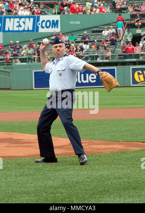 Le colonel Roman L. Hund, commandant de l'installation, lancer le premier lancer avant un match des Red Sox de Boston au Fenway Park à Boston le 14 septembre. Service local les membres ont reçu des billets pour le match dans le cadre du "programme des billets pour les troupes, les détenteurs de billets de saison qui en a fait don de leur jeu des billets pour le service actif des militaires. (U.S. Air Force photo par Mark Herlihy) Banque D'Images