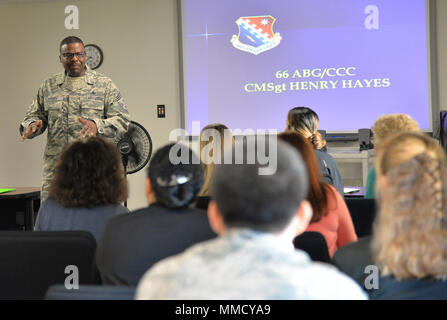 Le sergent-chef en chef. Henry Hayes, Jr., chef du commandement de l'Hanscom, accueille les nouveaux membres de la base pendant 25 septembre le commandant's Bienvenue chez l'aviateur et de la famille Centre de préparation. Les participants ont entendu des exposés de plusieurs agences sur et à l'extérieur de la base pour les aider à se familiariser avec les politiques et de s'acclimater à la région environnante. (U.S. Air Force photo par Linda Labonté Britt) Banque D'Images