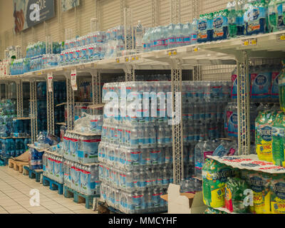 Rimini, Italie, le 21 mars 2018 étagères de bouteilles d'eau en plastique au centre commercial , symboles de l'énorme utilisation quotidienne de plastique. Banque D'Images