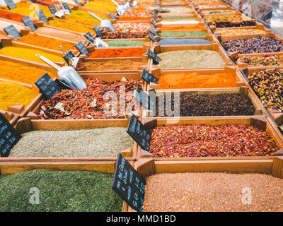 Rimini, Italie, le 18 mars 2018, les épices et fines herbes sont mis dans des caisses en bois rectangulaire et sont en vente sur le marché extérieur Banque D'Images