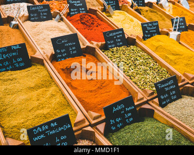 Rimini, Italie, le 18 mars 2018, les épices et fines herbes sont mis dans des caisses en bois rectangulaire et sont en vente sur le marché extérieur Banque D'Images