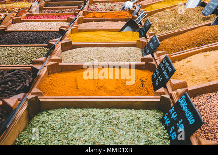 Rimini, Italie, le 18 mars 2018, les épices et fines herbes sont mis dans des caisses en bois rectangulaire et sont en vente sur le marché extérieur Banque D'Images