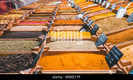 Rimini, Italie, le 18 mars 2018, les épices et fines herbes sont mis dans des caisses en bois rectangulaire et sont en vente sur le marché extérieur Banque D'Images