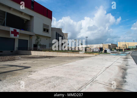 Un point de vue extérieur de l'arène à Humacao Humacao, Puerto Rico, où le 14e Hôpital de soutien mis en place leur établissement médical à l'appui de la population locale touchée par l'Ouragan Maria, 17 octobre 2017. La 14e CSH est d'augmenter les hôpitaux locaux dont les capacités ont été touchés par l'Ouragan Maria. (U.S. Air Force photo par un membre de la 1re classe Nicholas Dutton) Banque D'Images