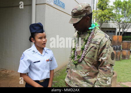 HONOLULU -- (oct. 16, 2017) Command-Pacific régionales de santé général commandant, le brigadier. Le général Bertram Providence, fournit à l'encadrement du personnel de cadets Le Sgt. Moanalua Juslyn Luk, un lycéen et Air Force ROTC Junior participant à l'extérieur d'un bâtiment scolaire à la suite d'une session de mentorat formel avec les cadets. Providence et d'autres dirigeants-P CHR ont visité les cadets militaires d'assurer le leadership des conseils sur d'être de bons citoyens, le développement et des objectifs et la planification de carrière. Banque D'Images