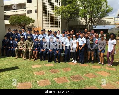 HONOLULU -- (oct. 16, 2017) Command-Pacific régionales de santé général commandant, le brigadier. Le général Bertram, Providence et RHC-P Senior Advisor enrôlé, commande le Sgt. Le Major Richard Watson, recueillir avec Moanalua lycéen et Air Force ROTC Junior participants à l'extérieur d'un bâtiment scolaire à la suite d'une session de mentorat formel avec les cadets. Providence et Watson ont visité les cadets militaires d'assurer le leadership des conseils sur d'être de bons citoyens, le développement et des objectifs et la planification de carrière. Banque D'Images