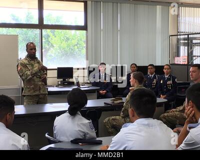 HONOLULU -- (oct. 16, 2017) Command-Pacific régionales de santé général commandant, le brigadier. Le général Bertram Providence, offre du mentorat à Moanalua élève du secondaire et l'Air Force ROTC Junior participants dans le cadre d'une session de mentorat formel avec les cadets. Providence et d'autres dirigeants-P CHR ont visité les cadets militaires d'assurer le leadership des conseils sur d'être de bons citoyens, le développement et des objectifs et la planification de carrière. Banque D'Images