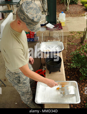 U.S. Air Force Airman adam O'Donnell, U.S. Air Forces Central Command Systèmes cybernétiques apprenti et bénévolat, prépare des empanadas pendant un mois du patrimoine hispanique finale chez Shaw Air Force Base, S.C., 12 octobre, 2017. L'Organisation pour l'appréciation hispanique avait pour but de réunir les membres de l'équipe de Shaw de découvrir et de célébrer la culture hispanique. (U.S. Air Force photo par un membre de la 1re classe Kathryn R.C. Reaves) Banque D'Images