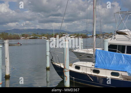 Voiliers mis à la terre s'asseoir après avoir été endommagé lors de l'Ouragan Maria à Salinas, Puerto Rico, 14 octobre, 2017. Les équipes de la maria FSE-10 PR Unified Command sont l'évaluation des dégâts après la tempête et prendre des mesures pour prévenir l'impact sur l'environnement. Le commandement unifié est composé du Ministère des Ressources naturelles et environnementales, la Garde côtière et d'autres, de l'état et les organismes locaux. 10 Le FSE est le cadre par lequel l'aide fédérale est coordonnée avec des organismes d'état en réponse aux déversements d'effectifs ou potentiels ou les matières dangereuses de presse. U.S. Coast Guard photo de Pe Banque D'Images