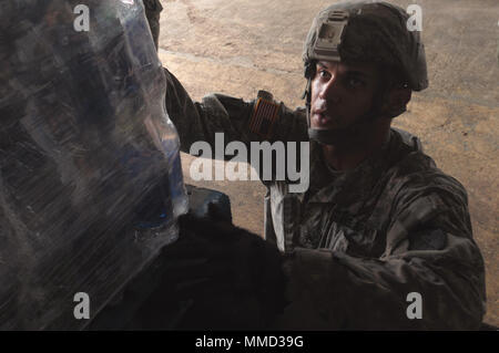 La 432nd Transportation Company est une unité logistique de la réserve américaine affectée aux missions de transport motorisé. L'image d'archive documente un soldat chargeant et sécurisant des palettes d'eau embouteillée sur un camion à Toa Baja, Porto Rico, le 16 octobre 2017, dans le cadre des opérations de secours de l'ouragan Maria soutenues par un don d'eau de 57 000 gallons du gouvernement mexicain. Banque D'Images