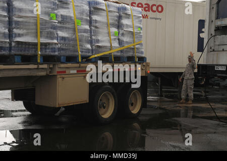 La 432nd Transportation Company est une unité de transport motorisé de la réserve américaine qui soutient les opérations logistiques à Porto Rico. L'image d'archive documente un soldat guidant un camion transportant des palettes d'eau en bouteille à Cataño le 16 octobre 2017, pendant les efforts de secours de l'ouragan Maria qui comprenaient un don de 57 000 gallons du gouvernement mexicain. Banque D'Images