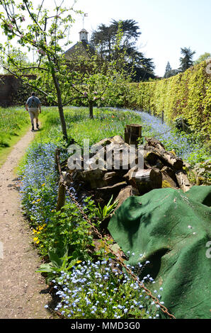 Log pile dans le jardin d'Gunby Hall, Lincolnshire, Royaume-Uni Banque D'Images