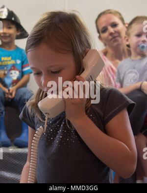 Lowry Mackenzie, la Semaine de prévention des incendies participant, parle à un opérateur simulé sur un téléphone durant une urgence à réplication Joint Base Andrews, dans le Maryland, le 11 octobre 2017. Les participants ont appris à avoir un point de rencontre après un incendie, connaître l'adresse de leur domicile, et d'avoir deux façons de sortir d'un bâtiment. (U.S. Air Force photo par un membre de la 1re classe Valentina Lopez) Banque D'Images