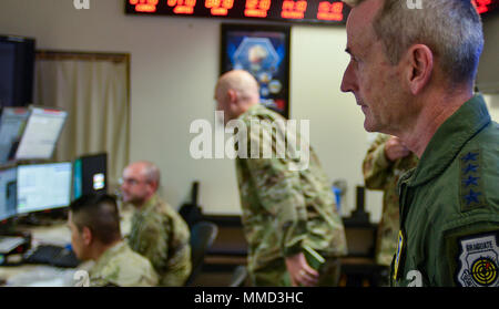 'Nous avons nos composants soeur ici sur l'île. Qui nous a donné une grande opportunité, peut-être plus que nous avons été en mesure de faire dans d'autres zone d'activité et régions, pour vraiment venir ensemble comme une équipe mixte," a déclaré le général Terrence J. O'Shaughnessy, commandant des Forces aériennes du Pacifique. (U.S Air Force Photo prise par le s.. Perry Aston) Banque D'Images