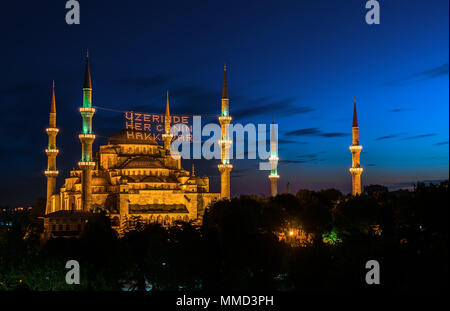 Mosquée Sultan Ahmed connue comme la Mosquée Bleue est une mosquée historique d'Istanbul. Inscription sur une mosquée est traduit comme sur lui l'âme de tout le monde Banque D'Images