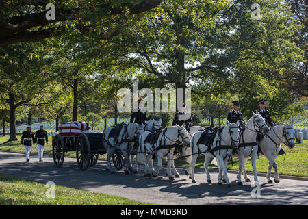 Marine Corps porteurs du corps, la Compagnie Bravo, Marine Barracks Washington D.C., mars derrière les membres du peloton du caisson lors d'une tous les honneurs funérailles au cimetière national d'Arlington, Arlington, Va., Octobre 17, 2017. Washington Marine Barracks abrite le Marines qui fournissent le support pour toutes les funérailles du Corps des Marines et de nombreux hauts fonctionnaires au sein des funérailles la région. (Official U.S. Marine Corps photo par le Cpl. Robert Knapp/libérés) Banque D'Images