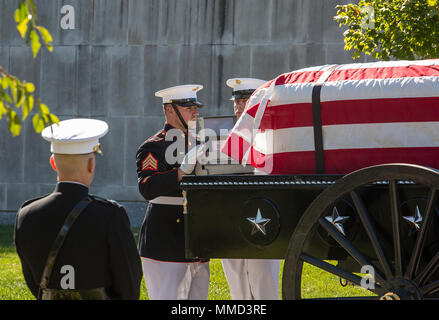 Marine Corps porteurs du corps, la Compagnie Bravo, Marine Barracks à Washington, à se préparer à faire l'urne lors d'une tous les honneurs funérailles au cimetière national d'Arlington, Arlington, Va., Octobre 17, 2017. Washington Marine Barracks abrite le Marines qui fournissent le support pour toutes les funérailles du Corps des Marines et de nombreux hauts fonctionnaires au sein des funérailles la région. (Official U.S. Marine Corps photo par le Cpl. Robert Knapp/libérés) Banque D'Images