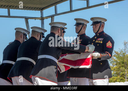 Marine Corps porteurs du corps, la Compagnie Bravo, Marine Barracks Washington D.C., plier le drapeau national lors d'une tous les honneurs funérailles au cimetière national d'Arlington, Arlington, Va., Octobre 17, 2017. Washington Marine Barracks abrite le Marines qui fournissent le support pour toutes les funérailles du Corps des Marines et de nombreux hauts fonctionnaires au sein des funérailles la région. (Official U.S. Marine Corps photo par le Cpl. Robert Knapp/libérés) Banque D'Images