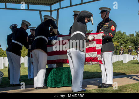 Marine Corps porteurs du corps, la Compagnie Bravo, Marine Barracks Washington D.C., plier le drapeau national lors d'une tous les honneurs funérailles au cimetière national d'Arlington, Arlington, Va., Octobre 17, 2017. Washington Marine Barracks abrite le Marines qui fournissent le support pour toutes les funérailles du Corps des Marines et de nombreux hauts fonctionnaires au sein des funérailles la région. (Official U.S. Marine Corps photo par le Cpl. Robert Knapp/libérés) Banque D'Images