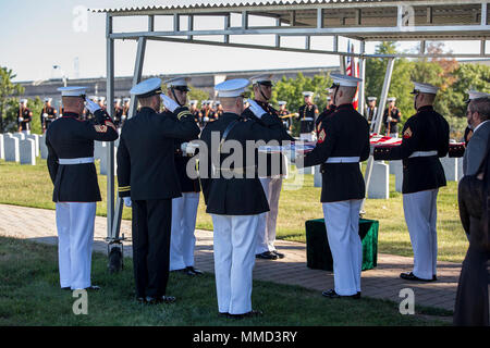 Marine Corps porteurs du corps, la Compagnie Bravo, Marine Barracks Washington D.C., préparer pour plier le drapeau national à l'issue de la lecture de robinets lors d'honneurs funérailles au cimetière national d'Arlington, Arlington, Va., Octobre 17, 2017. Washington Marine Barracks abrite le Marines qui fournissent le support pour toutes les funérailles du Corps des Marines et de nombreux hauts fonctionnaires au sein des funérailles la région. (Official U.S. Marine Corps photo par le Cpl. Robert Knapp/libérés) Banque D'Images