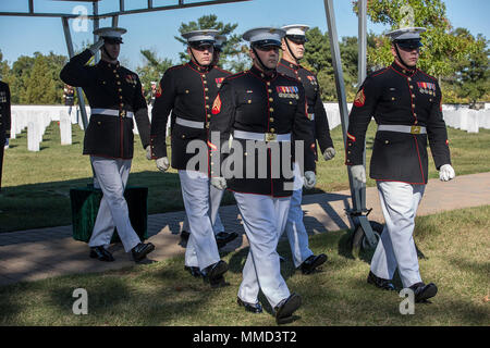 Marine Corps porteurs du corps, la Compagnie Bravo, Marine Barracks Washington D.C., mars de la tombe lors d'une tous les honneurs funérailles au cimetière national d'Arlington, Arlington, Va., Octobre 17, 2017. Washington Marine Barracks abrite le Marines qui fournissent le support pour toutes les funérailles du Corps des Marines et de nombreux hauts fonctionnaires au sein des funérailles la région. (Official U.S. Marine Corps photo par le Cpl. Robert Knapp/libérés) Banque D'Images