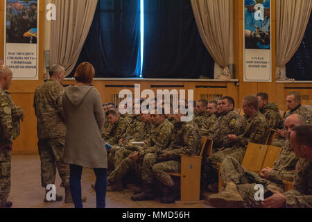 Le colonel David Jordan, commandant de la 45e Brigade d'infanterie de l'équipe de combat et la formation Group-Ukraine multinationales conjointes, les adresses des diplômés du Centre de formation de combat de Yavoriv, contrôleur d'observateur/formateur academy lors de leurs diplômes à l'viv CCT, le 12 octobre. (Photo de la CPS. Samuel Mason, 45th Infantry Brigade Combat Team) Banque D'Images