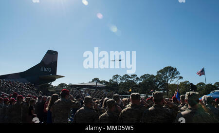 Deux AC-130U Spooky combat effectuer un survol au cours d'une cérémonie de remise de la médaille au combiné Hurlburt Field, en Floride, le 17 octobre 2017. Secrétaire de l'Air Force Heather Wilson, a accordé dix Air Force Special Operations Command valeureux commandos de l'air médailles, dont l'Air Force Cross, pour leurs efforts combinés au cours d'un feu dans un village près de la province de Kunduz, en Afghanistan, le 2 novembre 2016. Le s.. Richard Hunter, un contrôleur de combat avec la 23e Special Tactics Squadron, a reçu le prix de l'Air Force Cross et neuf membres d'équipage de Spooky 43, une AC-130U Avec le 4e combat S'Opérations spéciales Banque D'Images