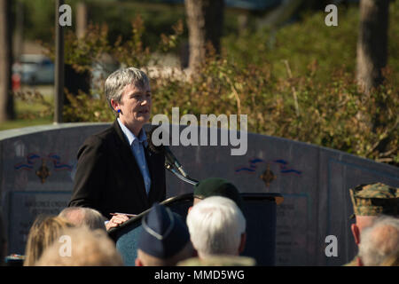 Secrétaire de l'Air Force Heather Wilson parle pendant une cérémonie de remise des médailles à Hurlburt Field, en Floride, le 17 octobre 2017. Wilson a accordé dix Air Force Special Operations Command valeureux commandos de l'air médailles, dont l'Air Force Cross, pour leurs efforts combinés au cours d'un feu dans un village près de la province de Kunduz, en Afghanistan, le 2 novembre 2016. Le s.. Richard Hunter, un contrôleur de combat avec la 23e Special Tactics Squadron, a reçu le prix de l'Air Force Cross et neuf membres d'équipage de Spooky 43, une AC-130U de combat avec le 4e Escadron d'opérations spéciales, a reçu une distinction Fly Banque D'Images