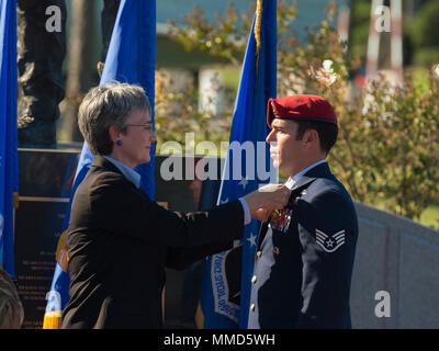 Secrétaire de l'Air Force Heather Wilson, axes l'Air Force Cross sur le s.. Richard Hunter, une tactique spéciale avec le 23ème Airman Special Tactics Squadron, combiné au cours d'une cérémonie de remise des médailles à Hurlburt Field, en Floride, le 17 octobre 2017. Wilson a accordé dix Air Force Special Operations Command valeureux commandos de l'air médailles, dont l'Air Force Cross, pour leurs efforts combinés au cours d'un feu dans un village près de la province de Kunduz, en Afghanistan, le 2 novembre 2016. Hunter a reçu la Croix de l'aviation, et neuf membres d'équipage de Spooky 43, une AC-130U Avec le 4e combat S'Opérations spéciales Banque D'Images