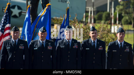 Cinq membres de Spooky 43, une AC-130U Spooky attribué à l'équipage d'hélicoptère de 4e Escadron d'opérations spéciales, au garde à vous pendant la lecture de leur citation de la Croix du service distingué à Hurlburt Field, en Floride, le 17 octobre 2017. Secrétaire de l'Air Force Heather Wilson a accordé dix Air Force Special Operations Command valeureux commandos de l'air médailles, dont l'Air Force Cross, pour leurs efforts combinés au cours d'un feu dans un village près de la province de Kunduz, en Afghanistan, le 2 novembre 2016. Le s.. Richard Hunter, un contrôleur de combat avec la 23e Special Tactics Squadron, a reçu Banque D'Images