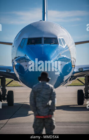 C-40C pilotes finaliser les procédures de pré-vol en tant que Senior Airman Issac Watson, 932e Airlift Wing C-40C Chef d'équipage, prépare au maréchal de l'avion le transport aérien au départ de l'unité de commandement de la réserve de la Force de l'équipe d'inspection efficace, le 17 octobre 2017, Scott Air Force Base, dans l'Illinois. L'équipe a passé plusieurs jours avec la 932e sur AW, listes de programmes et l'évaluation de l'efficacité de l'unité globale. (U.S. Air Force photo Christopher Parr) Banque D'Images