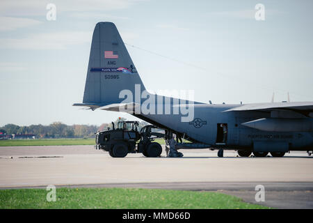 Le fret est chargé sur un WC-130 du 156e Airlift Wing, Muñiz Air National Guard Base, Puerto Rico, pour être livrés à Puerto Rico, Station de la Réserve aérienne de Niagara Falls, NY, le 19 octobre 2017. La cargaison se passe avec 125 membres de la 152e compagnie d'appui, la Garde Nationale de New York, pour travailler sur des choses telles que l'enlèvement des débris et restaurer les lignes de communication d'apporter de l'aide dans les secours d'ouragan. (Photo de la Garde nationale aérienne par le sergent. Ryan Campbell) Banque D'Images