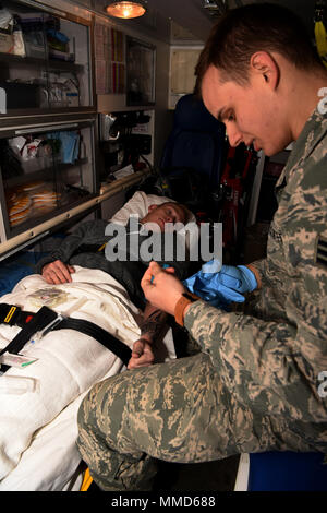 Minot Air Force base est une installation de l'United States Air Force dans le Dakota du Nord. Le 5e escadron des opérations médicales supervise les services ambulanciers qui répondent à des centaines d'appels chaque année. L'image d'archive enregistre un technicien médical d'urgence administrant une ligne intraveineuse au cours d'un exercice d'entraînement le 10 octobre 2017. Banque D'Images