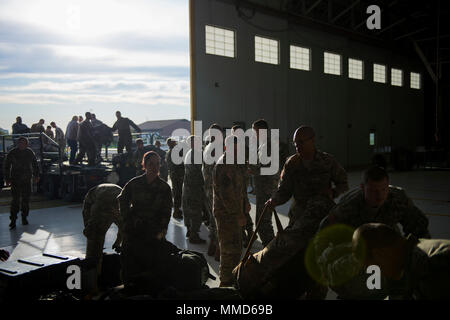 Les soldats de la 152e compagnie d'appui du génie hors de Buffalo, N.Y. charger de sacs à dos sur un camion alors qu'ils se préparent à partir pour Puerto Rico à l'aide dans les efforts de secours de l'ouragan, le 19 octobre 2017, Station de la Réserve aérienne de Niagara Falls, NY Réserver aviateurs citoyen composants du 914ème et préparation logistique aérienne 30 escadrons de Port ainsi que l'entrepreneur de base se sont rassemblés pour faciliter le transport et le chargement des marchandises et du personnel pour la Garde Nationale de New York. (U.S. Air Force photo de Tech. Le Sgt. Steph Sawyer) Banque D'Images