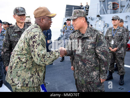 171019-N-TB148-582 BUSAN, République de Corée (oct. 19, 2017) Le capitaine Glen Leverette, commandant adjoint des Forces navales des États-Unis, Corée (CNFK) serre la main de République de Corée (ROK) navy Adm arrière. Kim Jong, Sam, commandant de la flottille, ROK 5, à bord du ROKS Cheong Wang Bong (LST 686) au cours de l'exercice de guerre des mines multinationale annuelle (MN) MIWEX. MN MIWEX est un exercice de lutte contre les mines entre les États-Unis, République de Corée, et l'envoi de la commande de l'ONU Membres destiné à accroître les capacités combinées et prêt à répondre à toute éventualité sur la péninsule coréenne. (U.S. Photo de la marine par la communication de masse Banque D'Images