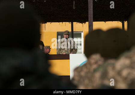 Le colonel David Jordan, commandant d'infanterie, 45e Brigade Combat Team et Group-Ukraine multinational interarmées, se félicite de l'Ukrainien des soldats du 1er Bataillon, 92e Brigade mécanisée distincte à l'viv Centre d'instruction au combat sur le maintien de la sécurité internationale et Centre dans l'ouest de l'Ukraine, le 16 octobre. (Photo par le Sgt. Anthony Jones, 45th Infantry Brigade Combat Team) Banque D'Images