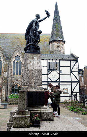 Statue en bronze d'un homme et deux enfants situé au War Memorial Gardens dans le centre-ville de Kingston upon Thames, Angleterre Banque D'Images