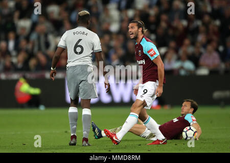 Paul Pogba Manchester United (à gauche) et West Ham United's Andy Carroll choc au cours de la Premier League match au stade de Londres. Banque D'Images