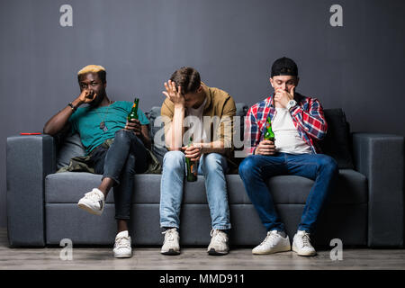 Amitié, sport et loisirs concept - triste ami beer regarder du sport à la télé à la maison Banque D'Images