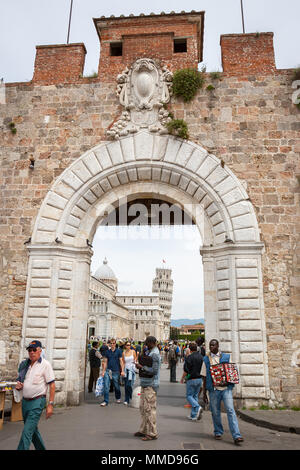 Pise, Italie - 21 juin 2006 : Visites Touristiques Porta Santa Maria Pise entrée de la Piazza del Duomo à Pise, Italie. Banque D'Images