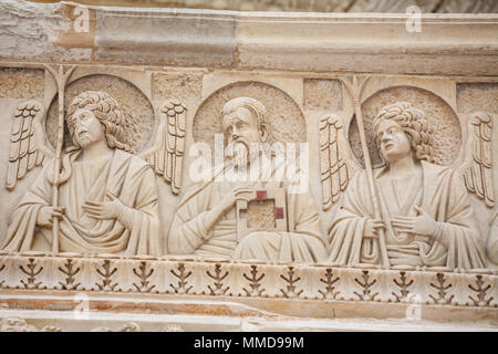 Détails de l'art sur le baptistère de Pise de Saint Jean, édifice religieux catholique romaine à Pise, Italie. Banque D'Images
