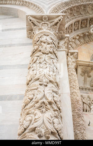 Détails de l'art sur le baptistère de Pise de Saint Jean, édifice religieux catholique romaine à Pise, Italie. Banque D'Images