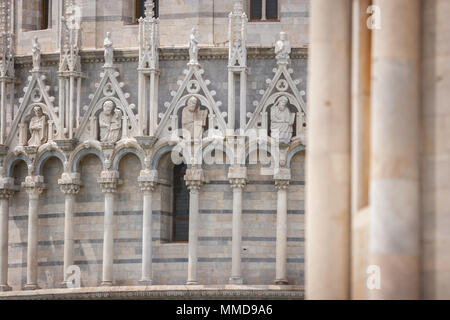 Détails de l'art sur le baptistère de Pise de Saint Jean, édifice religieux catholique romaine à Pise, Italie. Banque D'Images