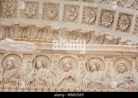 Détails de l'art sur le baptistère de Pise de Saint Jean, édifice religieux catholique romaine à Pise, Italie. Banque D'Images