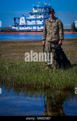 Le personnel de l'US Air Force Le Sergent Daniel Smith et son associé, Max, sont l'une des équipes de chiens de travail militaire avec le 1er Escadron d'opérations spéciales les forces de sécurité à Hurlburt Field, Floride MWDs commencent leur carrière à Lackland Air Force Base, Texas, et servir les 6 à 10 ans l'exécution de fonctions telles que les patrouilles, les stupéfiants et les recherches, l'appréhension, et les déploiements suspect. (U.S. Air Force Banque D'Images