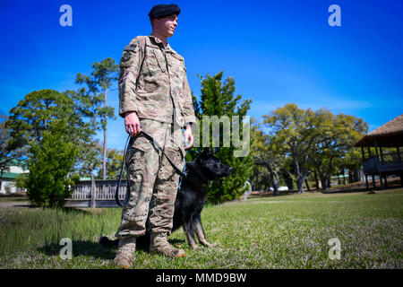 Le personnel de l'US Air Force Le Sergent Daniel Smith et son associé, Max, sont l'une des équipes de chiens de travail militaire avec le 1er Escadron d'opérations spéciales les forces de sécurité à Hurlburt Field, Floride MWDs commencent leur carrière à Lackland Air Force Base, Texas, et servir les 6 à 10 ans l'exécution de fonctions telles que les patrouilles, les stupéfiants et les recherches, l'appréhension, et les déploiements suspect. (U.S. Air Force Banque D'Images