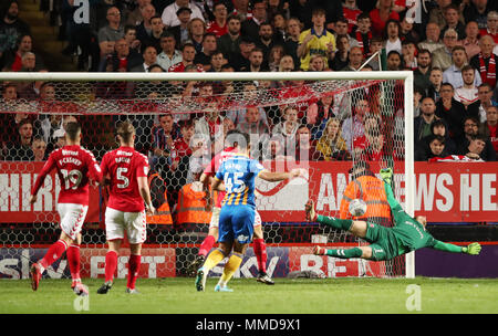 Le remorquage de Shrewsbury Jon Nolan marque son premier but de côtés du jeu pendant le Sky Bet League Playoff une demi-finale, premier match de jambe à la vallée, Londres. Banque D'Images