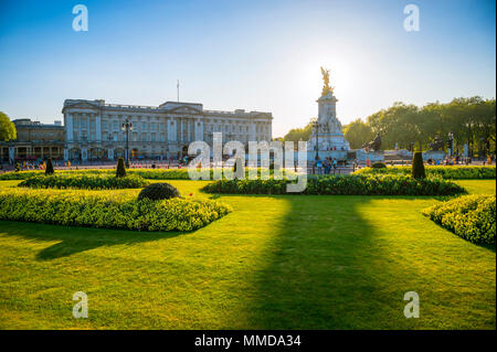 Londres - le 7 mai 2018 : voir l'ensemble de fleurs devant le palais de Buckingham au coucher du soleil. Banque D'Images