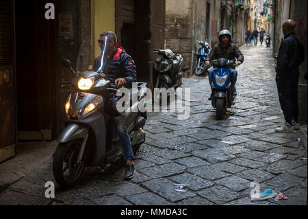 NAPLES, ITALIE - CIRCA Octobre 2017 : Avis de scooters étant montés dans une sombre allée ombragée du centre historique. Banque D'Images